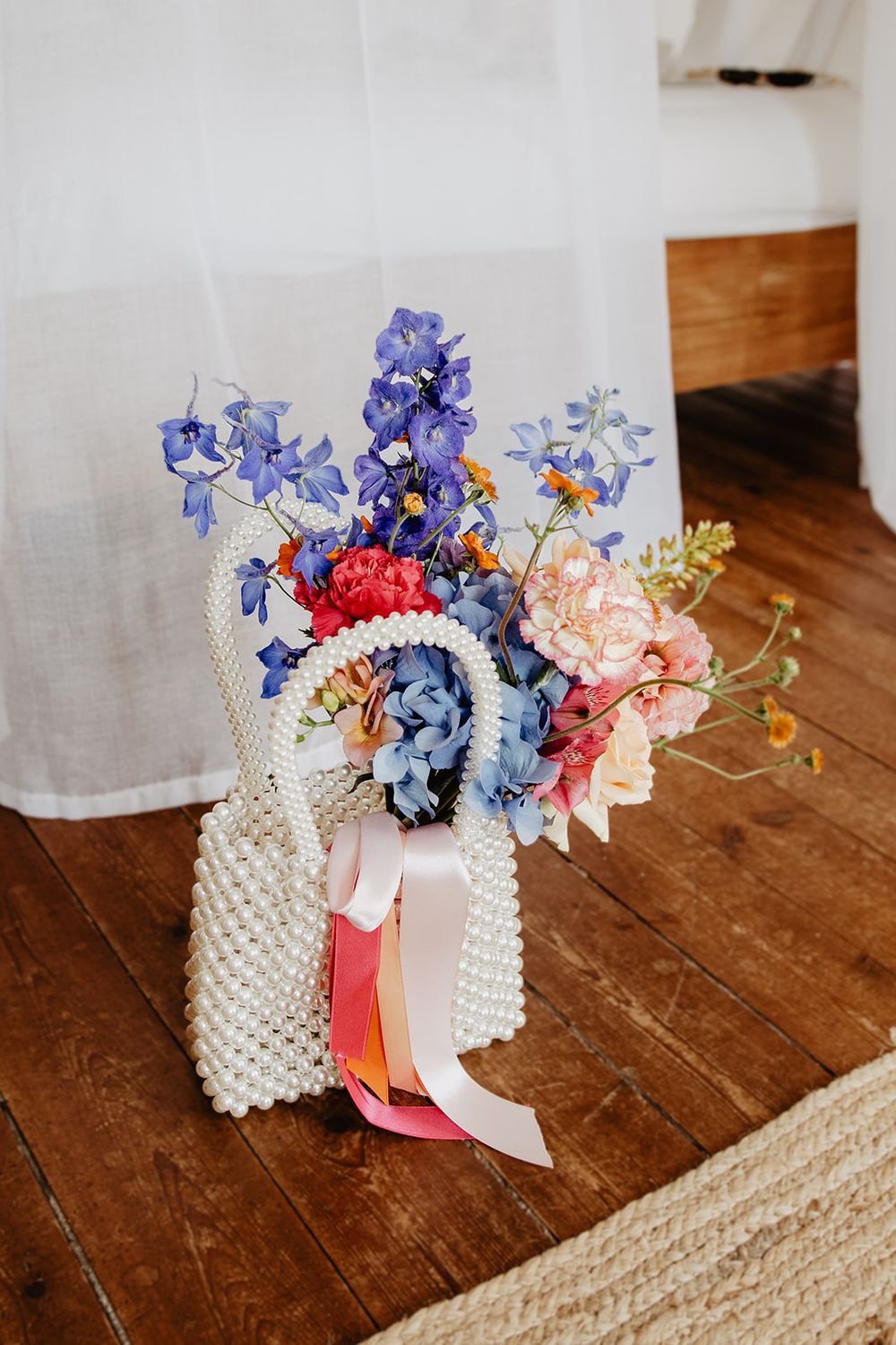 Préparatifs de la mariée au Manoir de Kerouzien en Bretagne, coiffure et maquillage de mariage, photographe sweet memories et bloomster