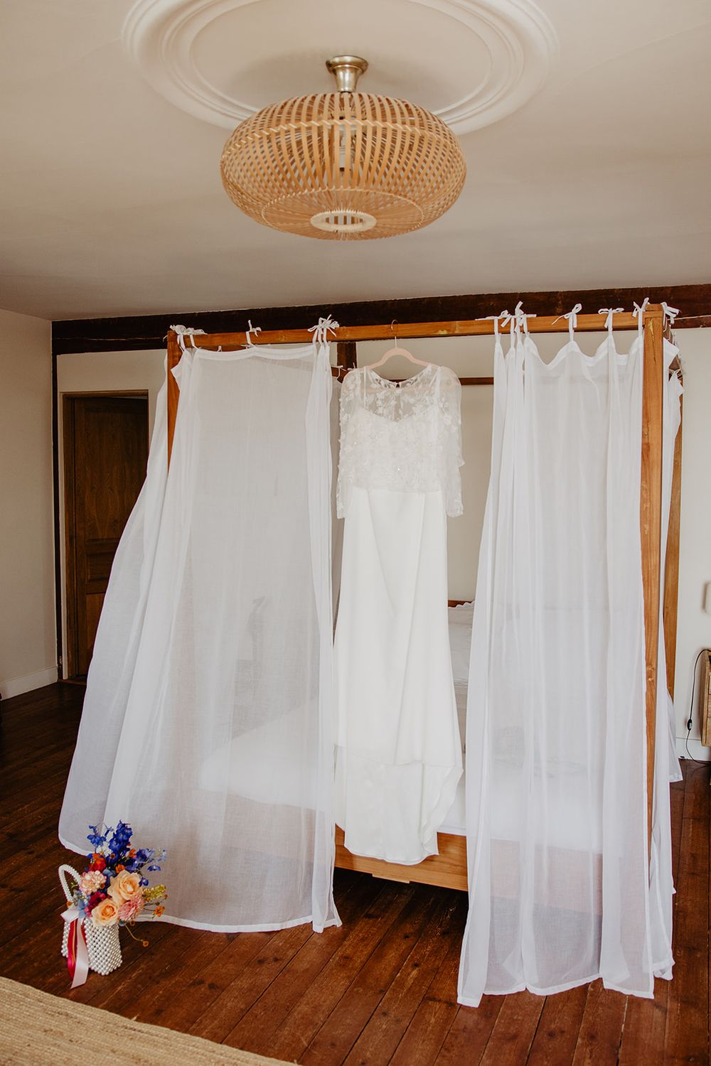 Préparatifs de la mariée au Manoir de Kerouzien en Bretagne, coiffure et maquillage de mariage, claudine creation bloomster