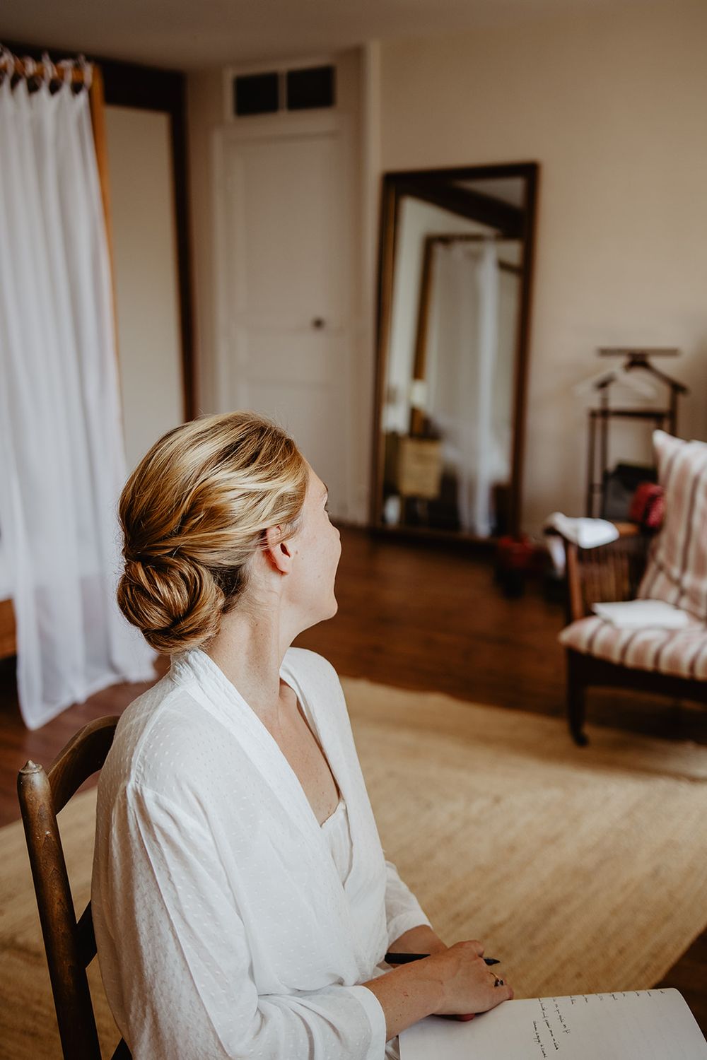 Préparatifs de la mariée au Manoir de Kerouzien en Bretagne, coiffure et maquillage de mariage, photographe sweet memories