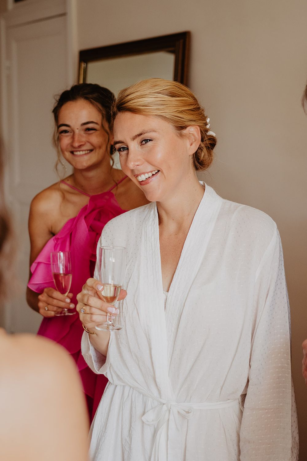 Préparatifs de la mariée au Manoir de Kerouzien en Bretagne, coiffure et maquillage de mariage, photographe sweet memories