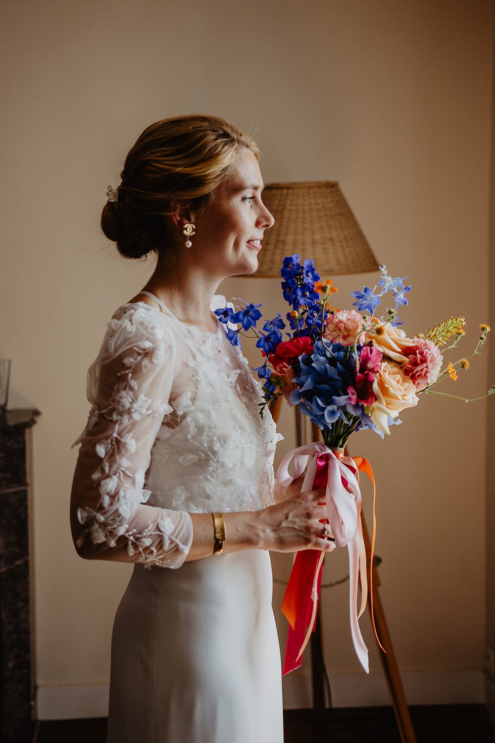 Préparatifs de la mariée au Manoir de Kerouzien en Bretagne, coiffure et maquillage de mariage, robe Claudine Création et sweet memories