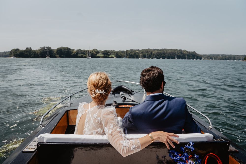 Préparatifs de la mariée au Manoir de Kerouzien en Bretagne, coiffure et maquillage de mariage, photographe sweet memories et bloomster