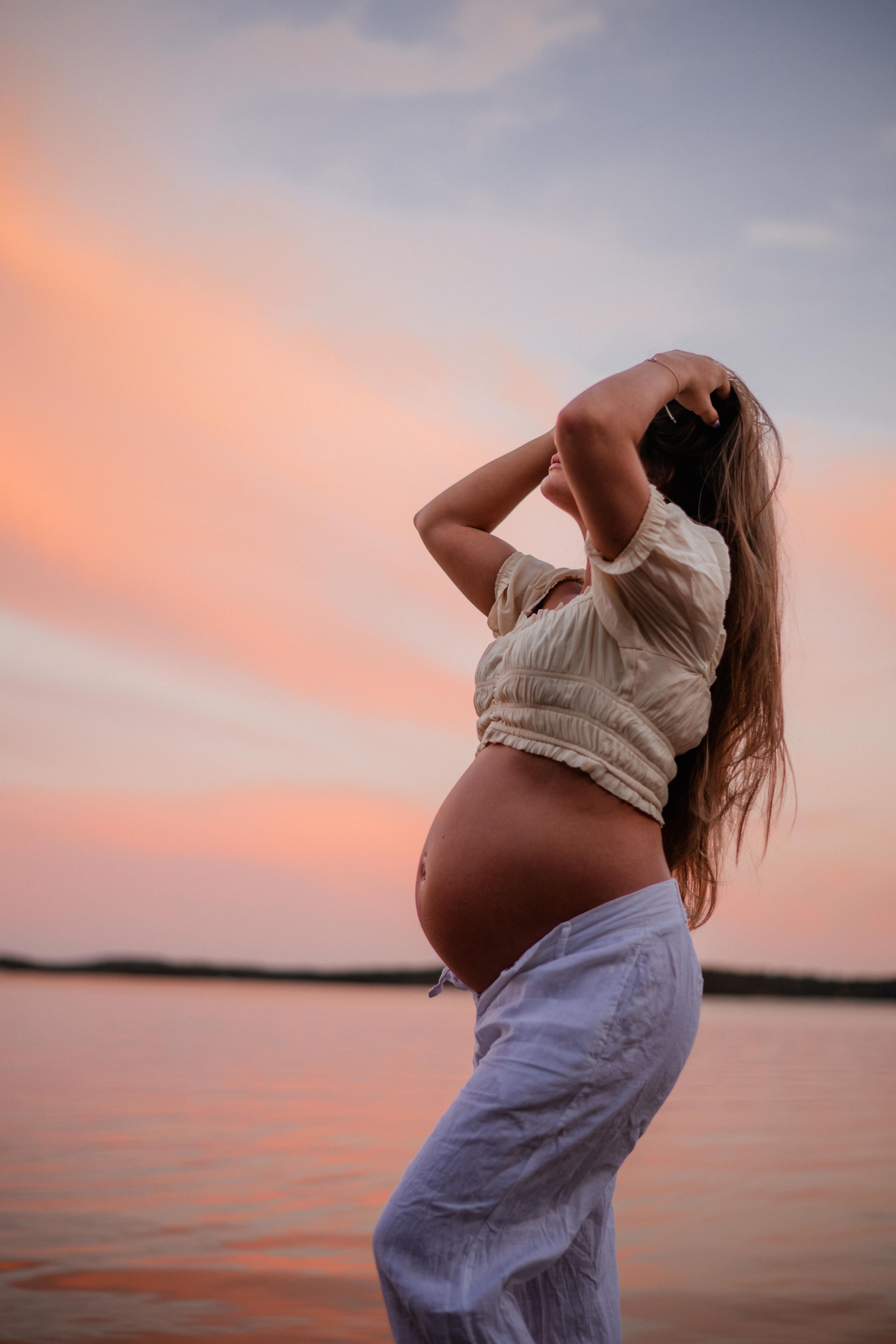 Gravid tjej i blue hour