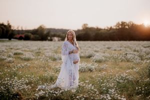Nicci Hernestig på en vit blommig äng i solnedgången