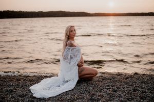 Nicci Hernestig gravid i solnedgången