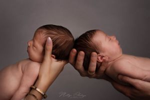 Tweeling fotosessie tijdens newbornshoot in Zeeland