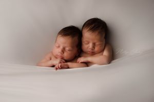 Tweeling tijdens newbornshoot in studio, Goes