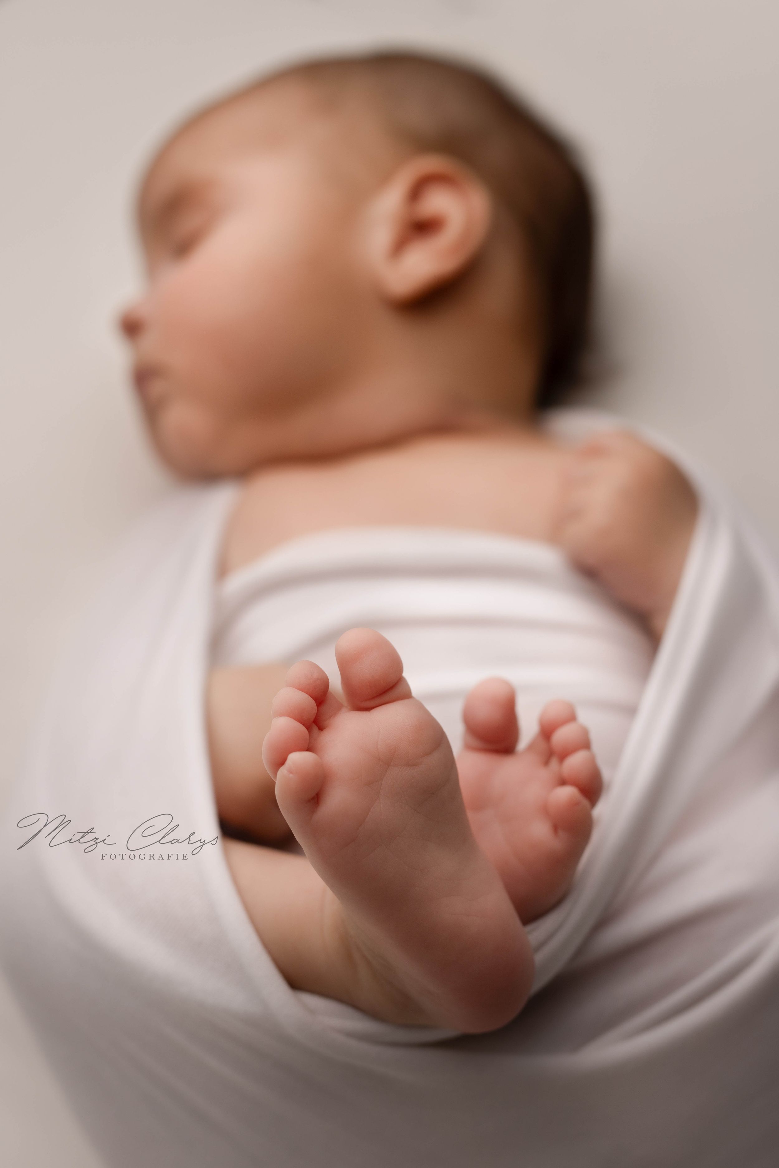 Close up van voetjes van slapende newborn tijdens newborn fotoshoot in Goes, Zeeland