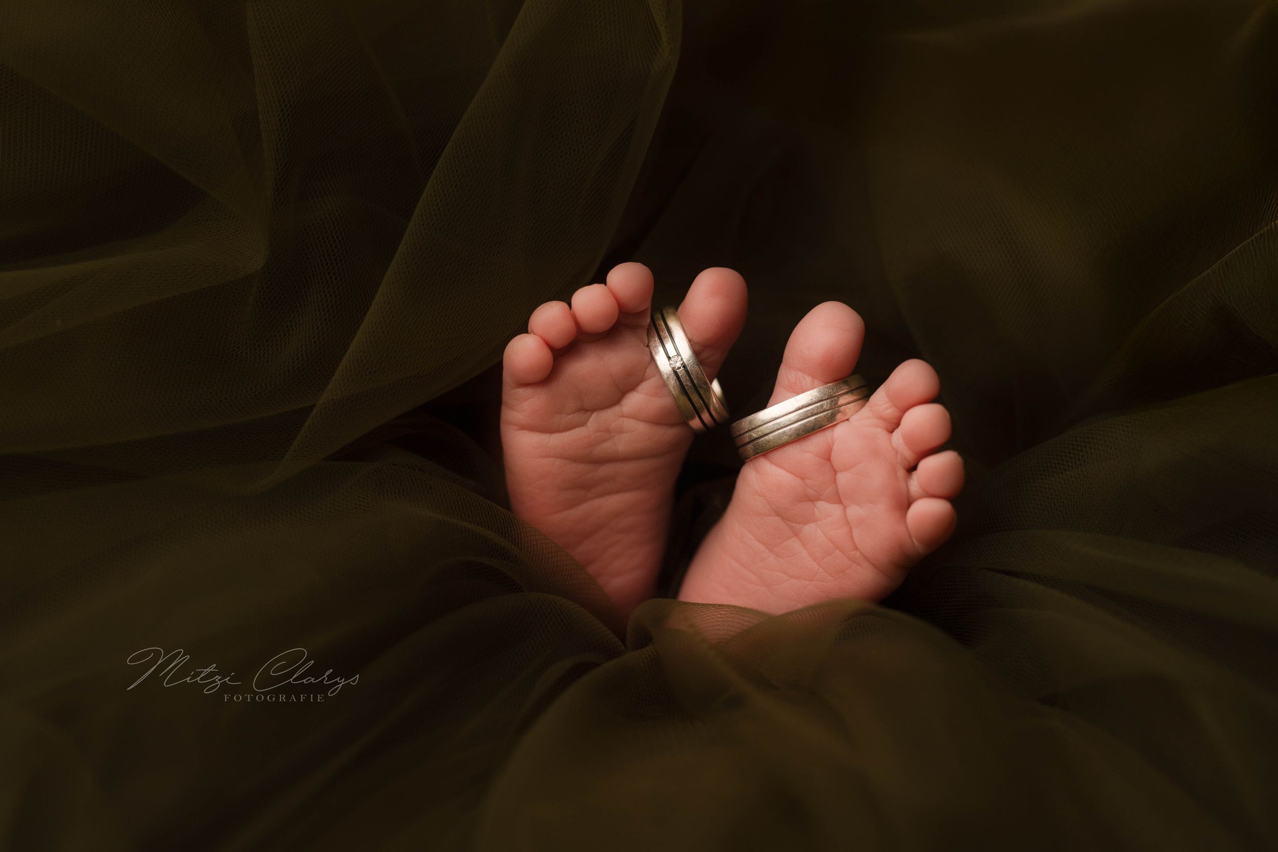 babyvoetjes met trouwringen tijdens newbornshoot in Goes
