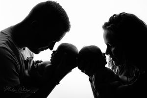 Foto van ouders met pasgeboren tweeling baby's tijdens newbornshoot in studio Goes