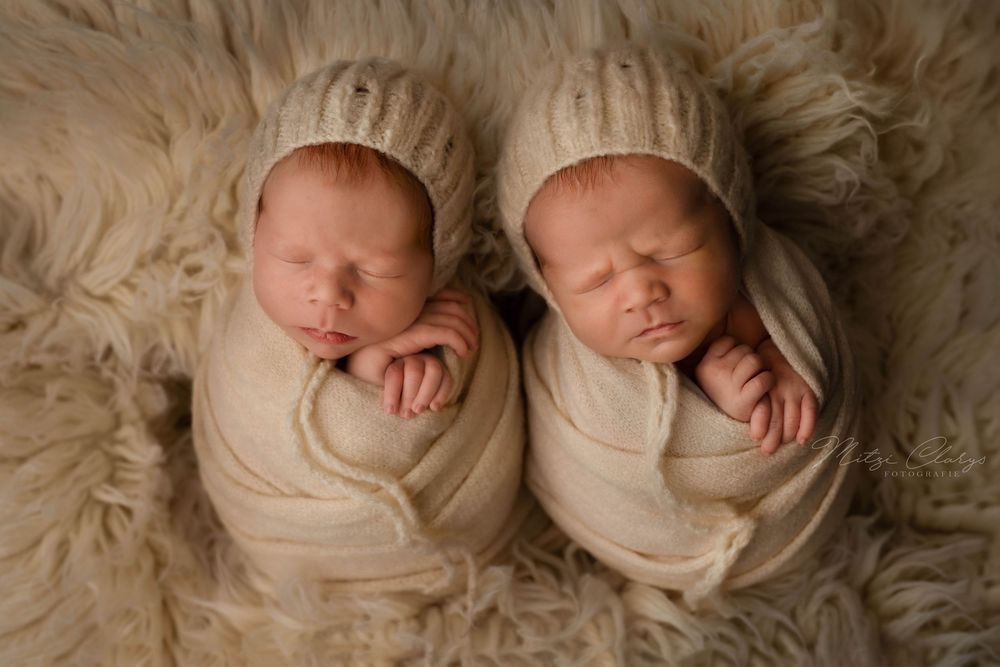 Foto van pasgeboren tweeling baby's in gebreide wollen dekentjes tijdens newbornshoot