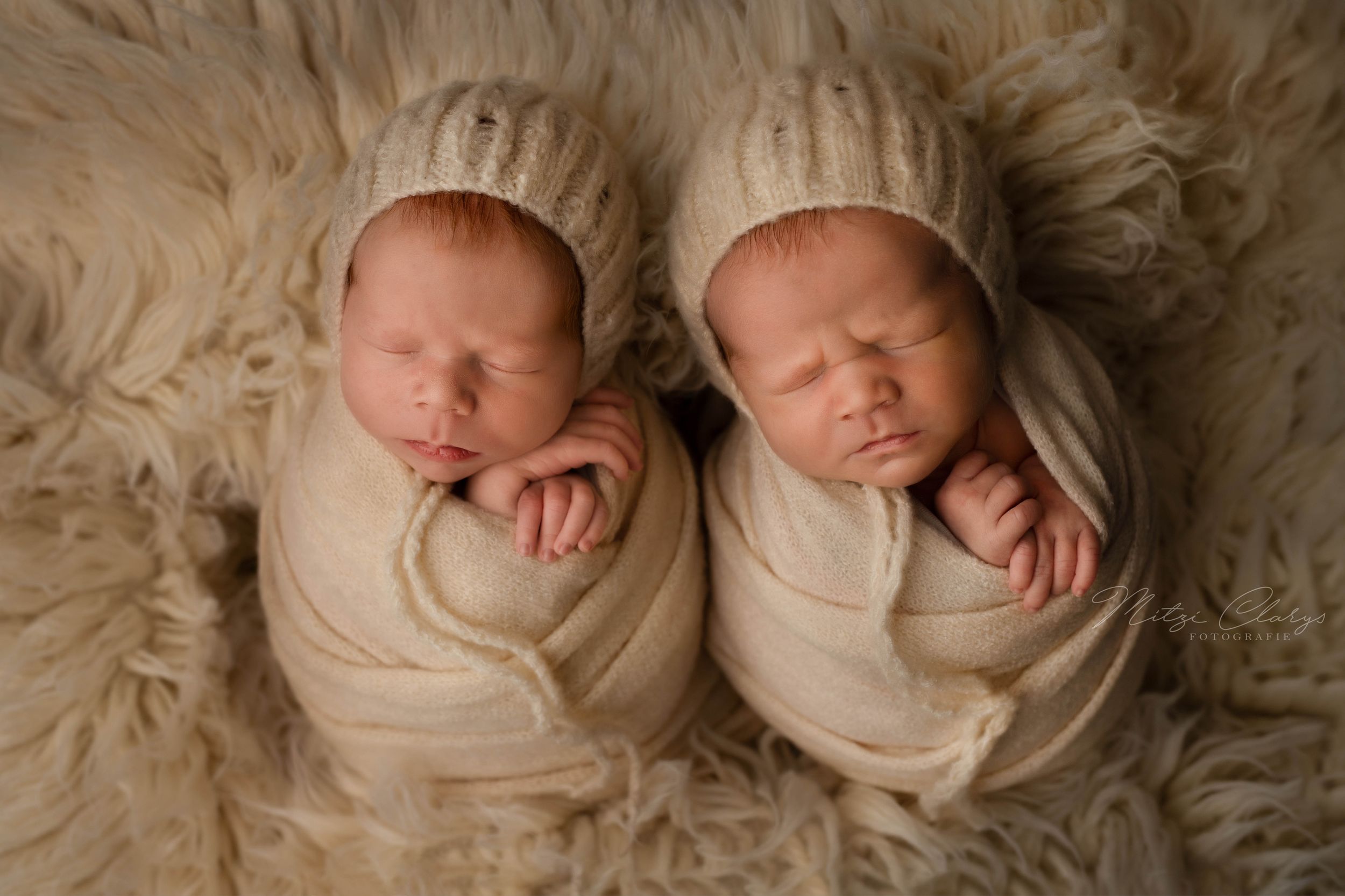 Foto van pasgeboren tweeling baby's in gebreide wollen dekentjes tijdens newbornshoot