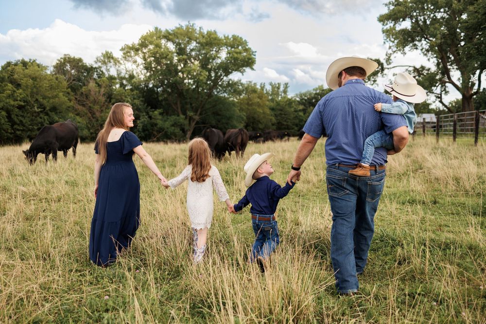 Family photos, family photography, Iowa photography, Minnesota photography, farm photos, family photos on a farm