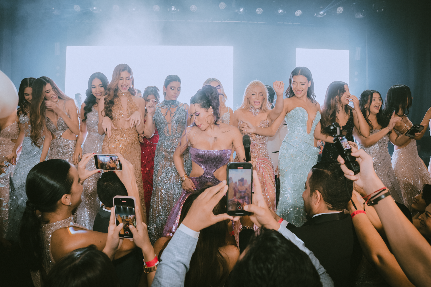 No son solo fotos, son capítulos eternos. Fotografía de bodas en Valledupar y Cesar, donde el amor se convierte en arte.