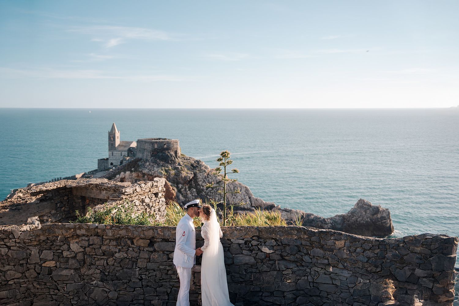 Servizio fotografico di coppia sposi durante il loro matrimonio davanti al mare a Portovenere in Liguria vicino Cinque Terre