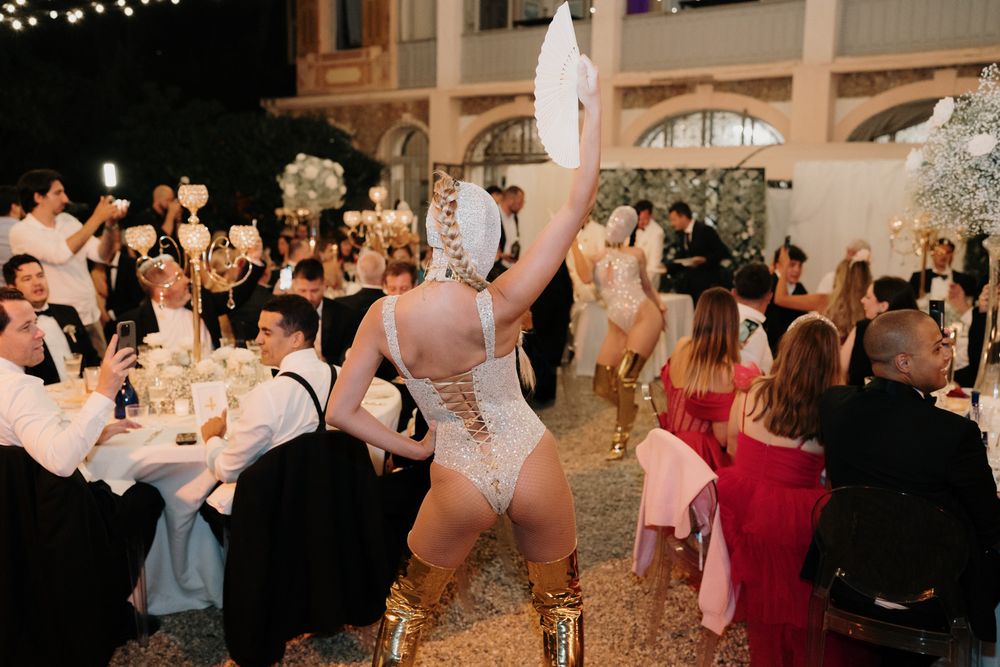 spettacolo di ballerine durante ricevimento matrimonio a villa nobel sanremo