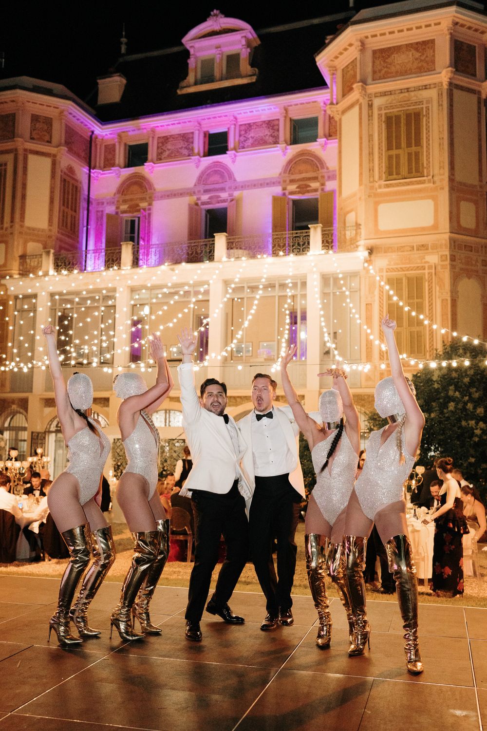 sposi che ballano con ballerine durante festa matrimonio a villa nobel sanremo