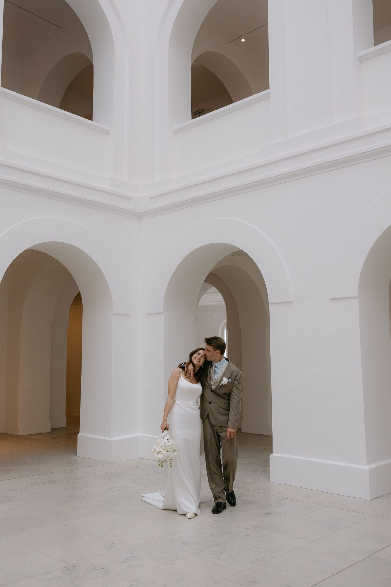 Modernes Hochzeitspaar in natürlicher Reportage – Hochzeitsfotografin München