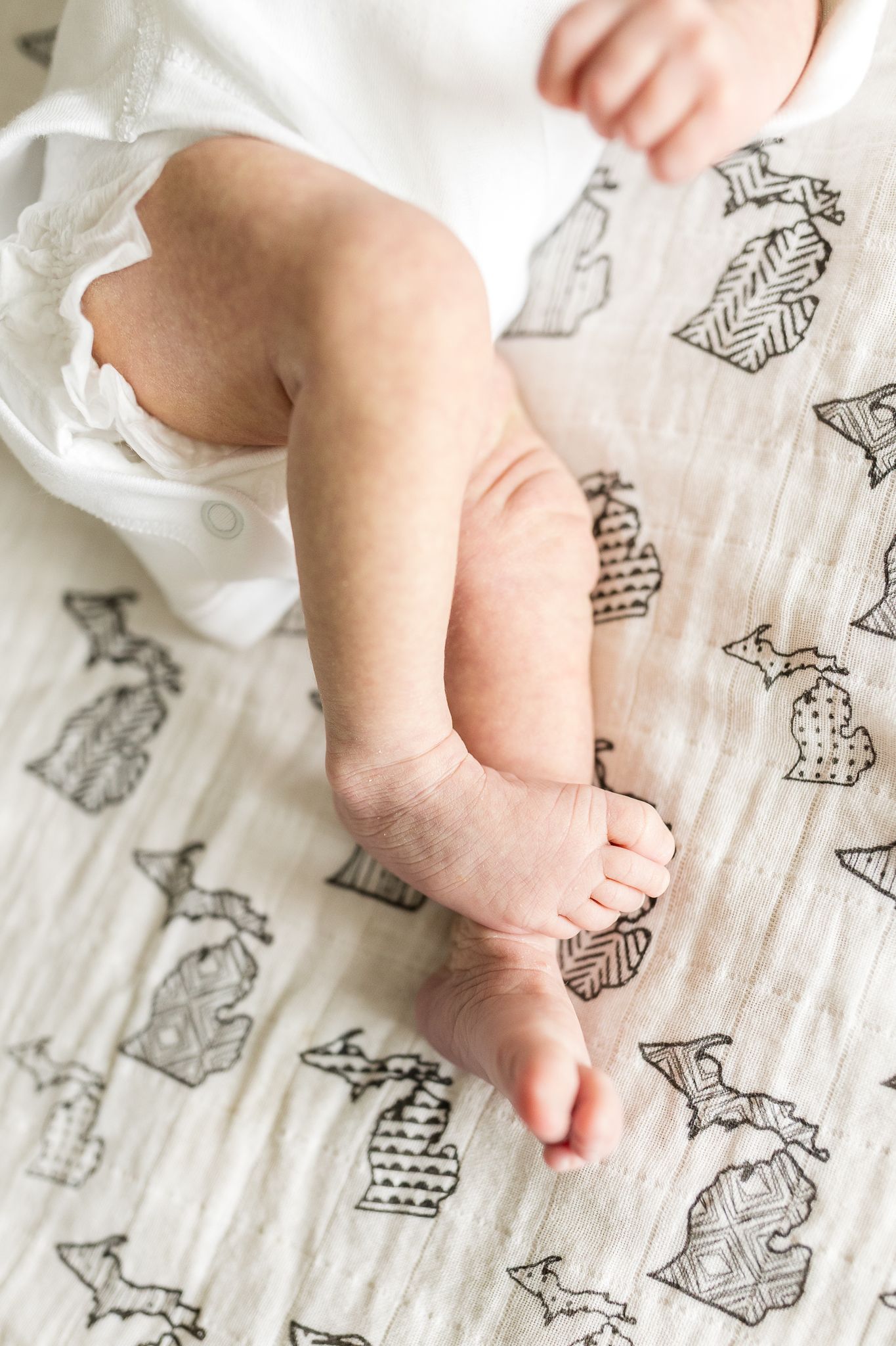 newborn baby legs
