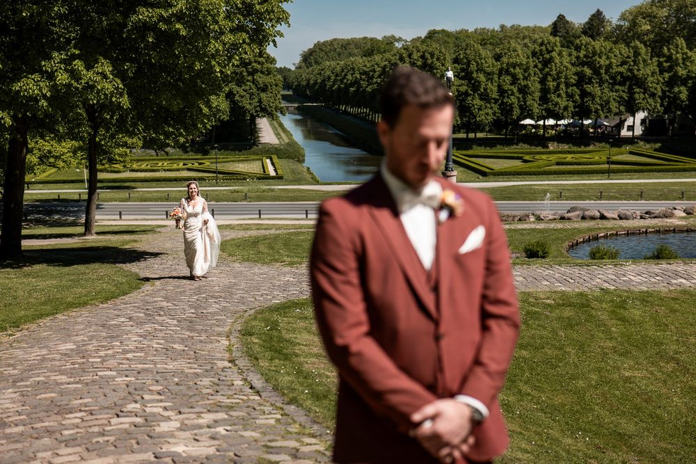 Spannung vor dem First Look: S wartet im Amphitheater Kleve auf seine Braut C. Natürliche Hochzeitsfotos am Niederrhein.