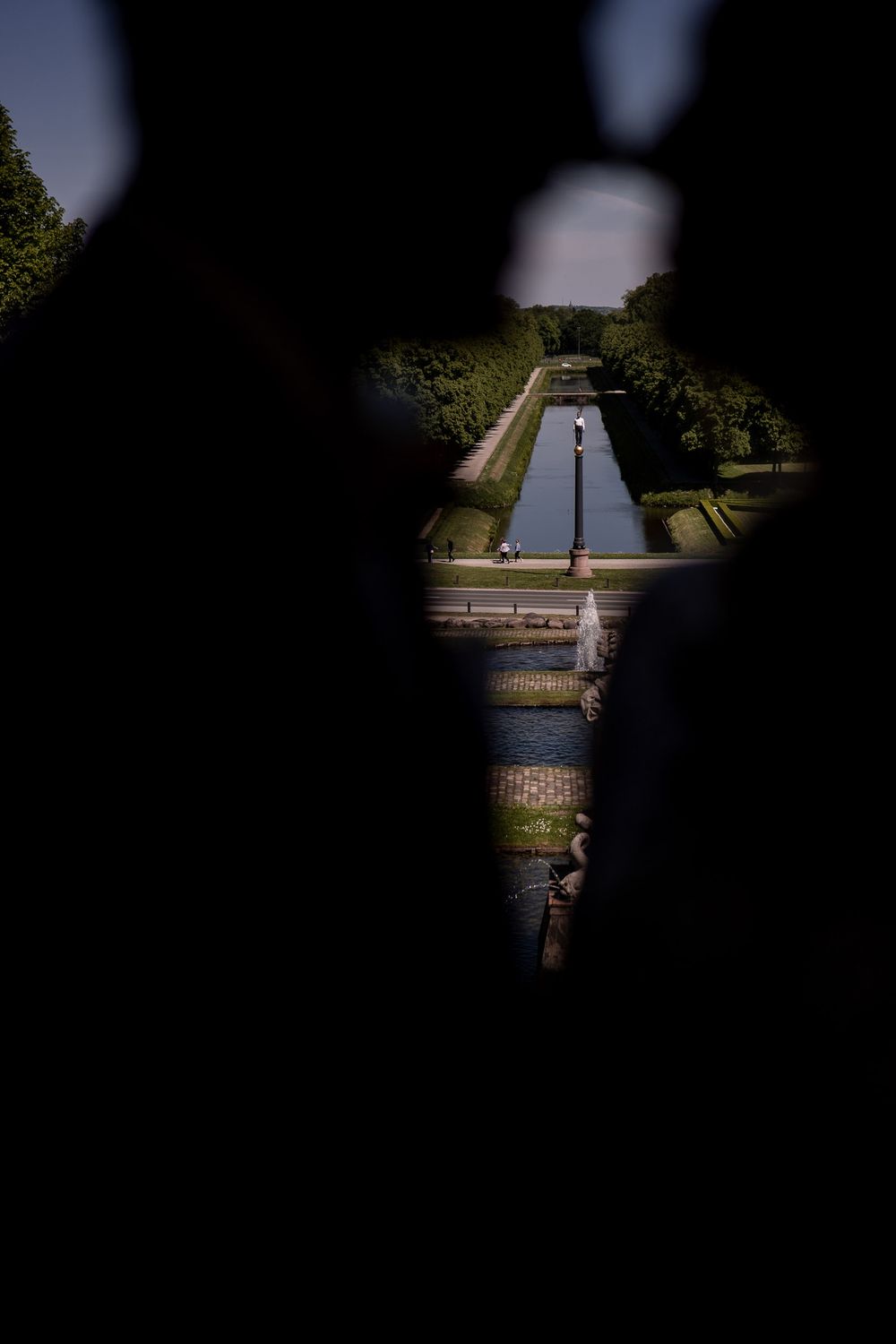 Silhouetten-Portrait von S&C mit Blick auf die Wasserachsen im Amphitheater Kleve. Kreative Hochzeitsfotografie.