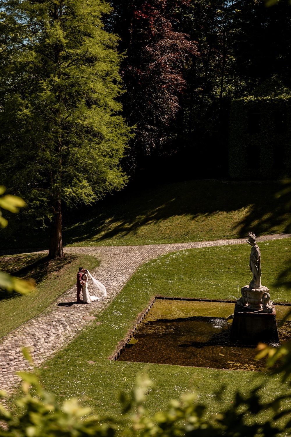Weitwinkelaufnahme von S&C im weitläufigen Amphitheater Kleve. Die Architektur unterstreicht ihre Geschichte.