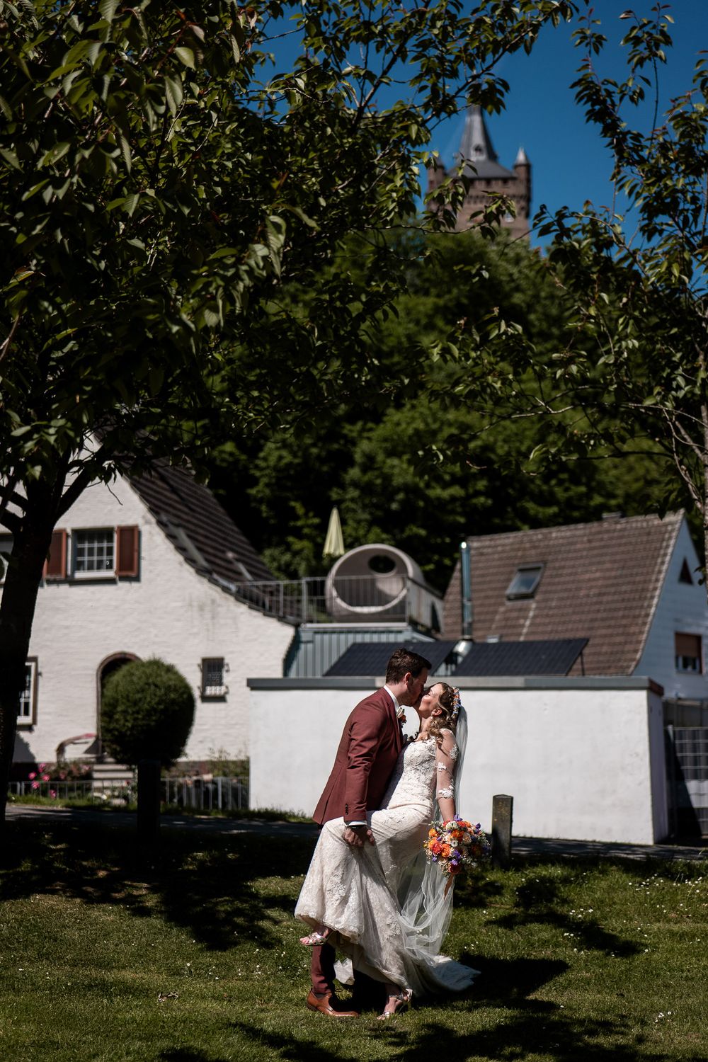 Romantischer Kuss im Garten vor der Kulisse von Kleve. S&C an ihrem Hochzeitstag in der Kreis Kleve.