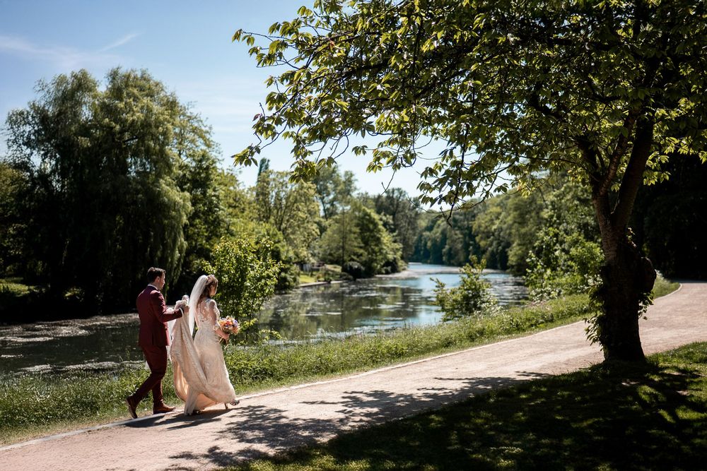 S&C spazieren Hand in Hand am Ufer des Klever Kanals. Natürliche Hochzeitsreportage im Grünen am Niederrhein.