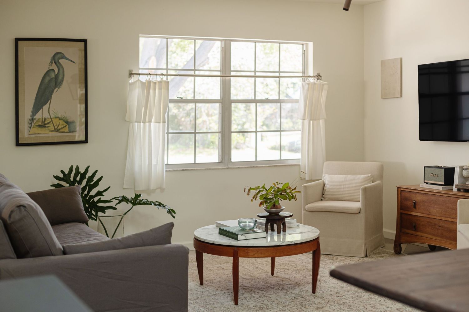 Tara Correa's photography focuses on capturing the architectural interiors of commercial and residential spaces.