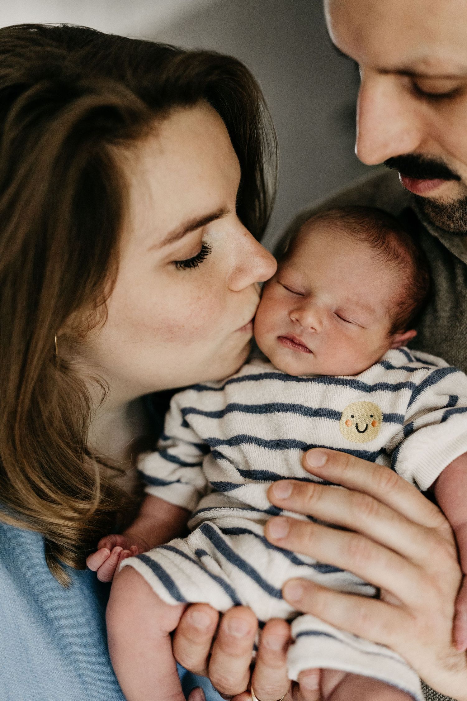 Gezinsreportage in Noord-Brabant, Breda. Fotografie door Marleen Dalebout-Nuijten. Gezin, Newborn, echte momenten samen vastgelegd.