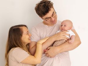 couple et leur bébé séance naissance