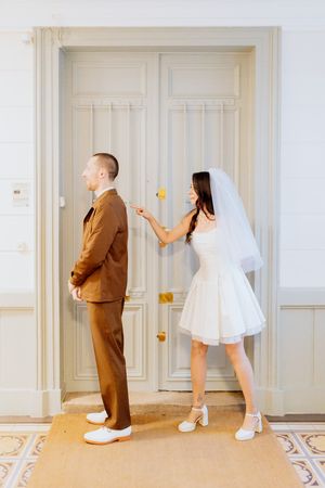 mariés qui se découvrent avant leur cérémonie reveal first look de mariage