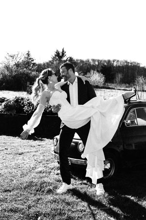 le marié porte la mariée dans les bonnes joies vexin