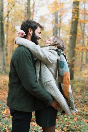 photo de couple dans la forêt en automne  saint germain en laye