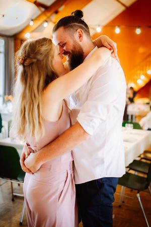 amoureux invités pendant un mariage dans une salle de réception