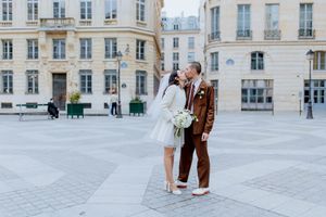 mariés qui s'embrassent dans paris sur une place publique