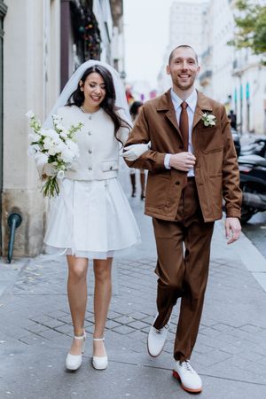 reportage de mariage des mariés qui se promènent dans Paris