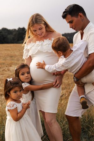 séance famille grossesse dans les champs