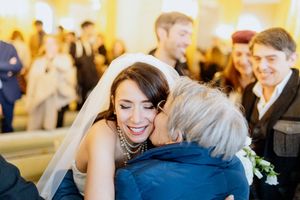 mariée qui embrasse sa grand-mère photo émouvante