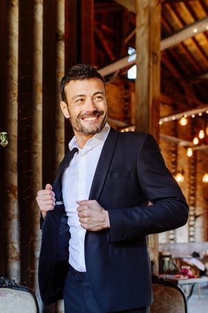 marié qui met sa veste pendant les préparatifs de mariage