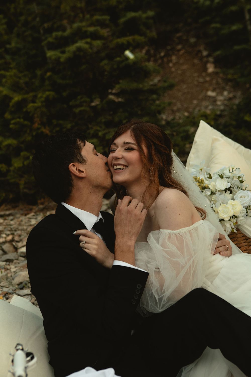 Unique Utah bridal poses - Candid Midwestern wedding photographer