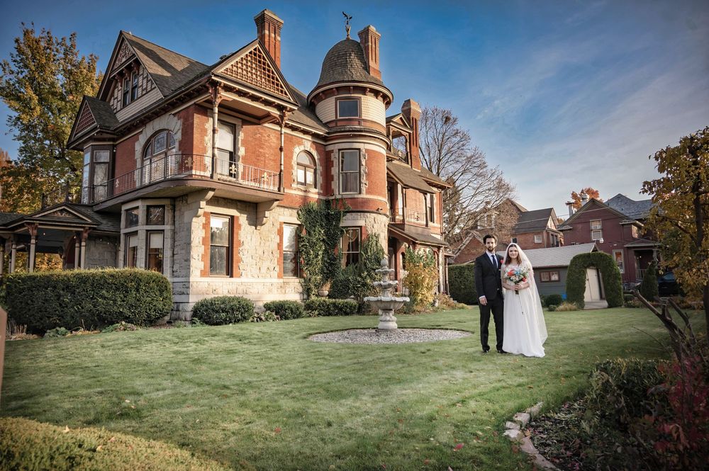 A dreamy afternoon of a bride and groom outside of the Roberts Mansion in Spokane Washington.