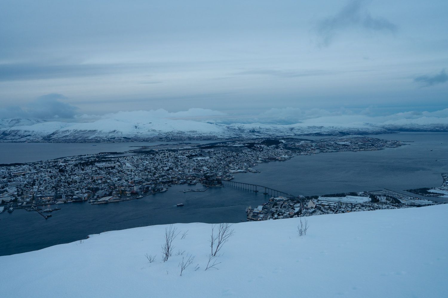 Vue tromso et montagnes depuis téléphérique de fjellheisen