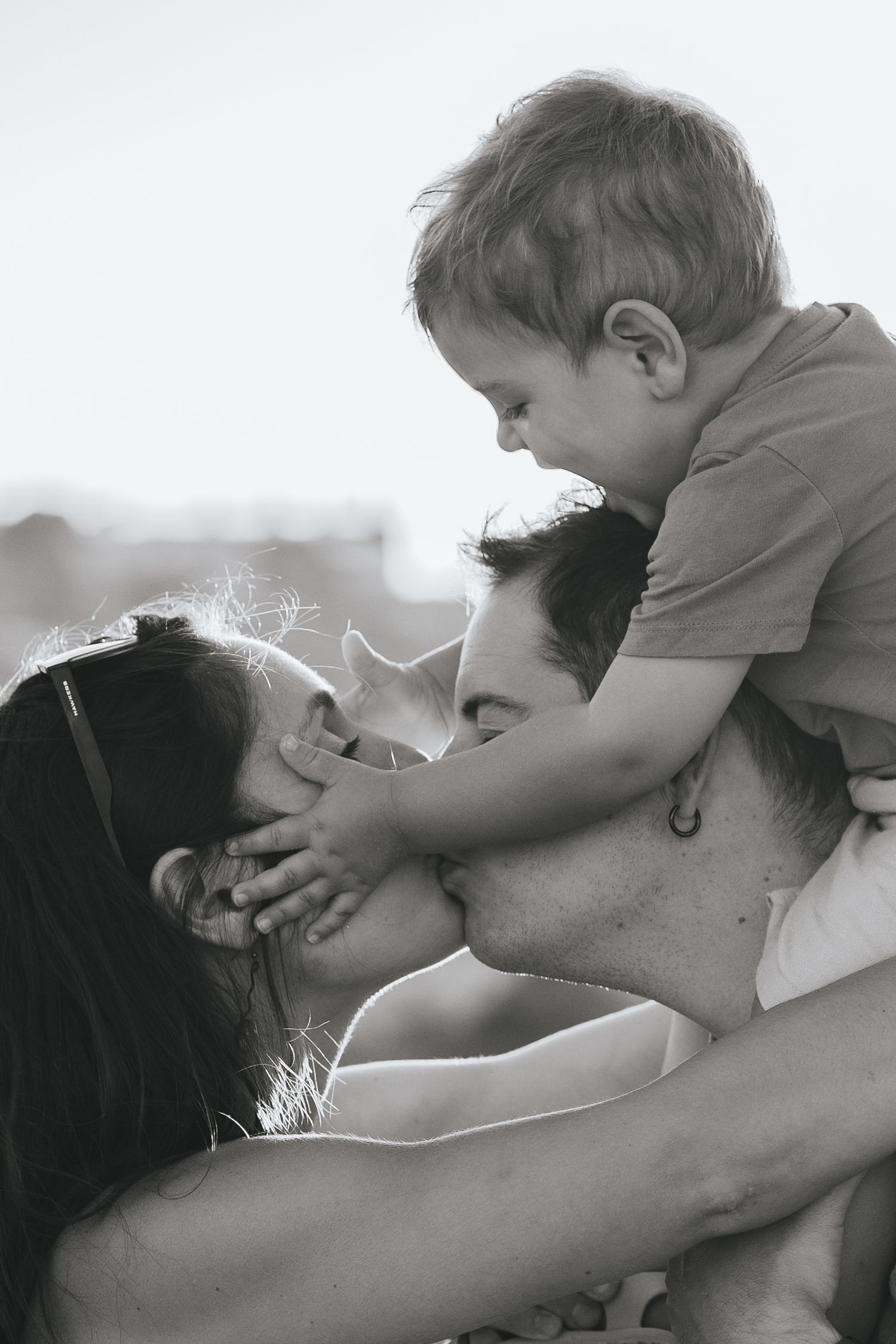Sesión fotográfica de familia, pareja e hijo, al atardecer en las playas de Alicante