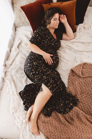 Cozy studio maternity photo with Urso Photography, capturing quiet joy before baby arrives.