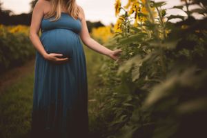 Pregnancy photo session in nature with Urso Photography, showcasing the glow of motherhood.