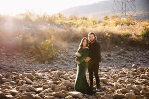 Maternity photo in golden sunlight taken outdoors by Urso Photography in Chattanooga.