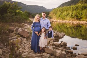Creekside maternity session in a wooded trail near Chattanooga, by Urso Photography.