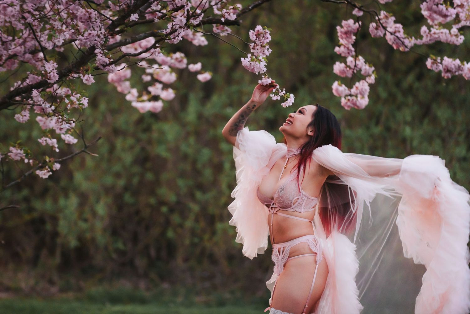 Boudoirfotografering i solnedgång med rosa ballong och morgonrock.