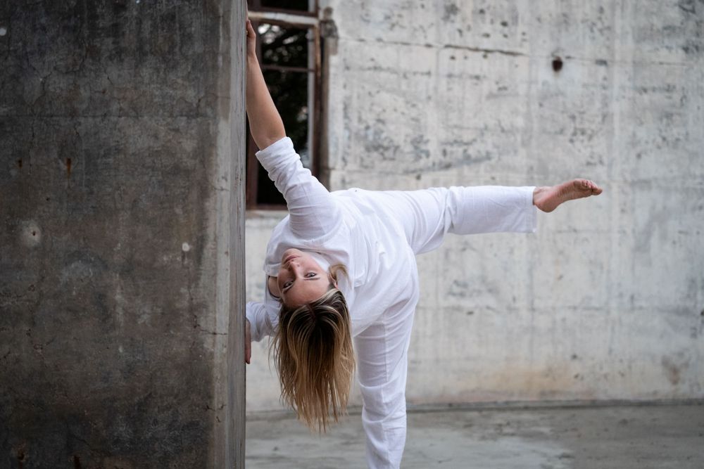 Independent contemporary dancer Alyse Canton based in Naarm, Melbourne.